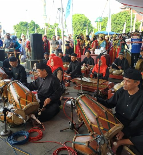 Jenis-Kegiatan-Wisata-Berlatih-seni-gamelan